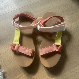 Universal Thread Sandals